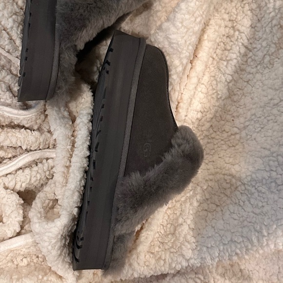 Women’s UGG platform slipper. Gray. SZ 8. Never worn - Picture 2 of 4